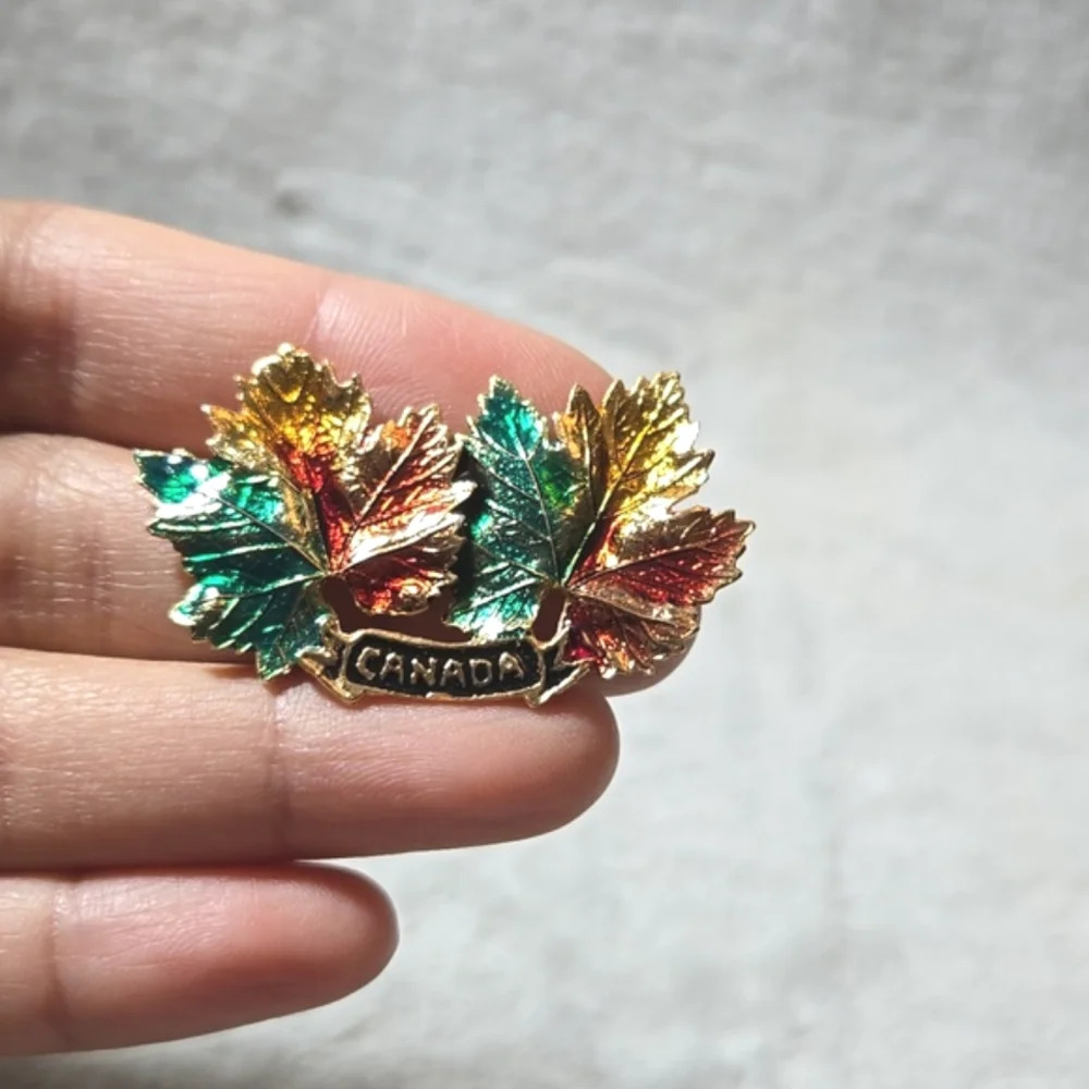 #467 VINTAGE Canada Maple leaf brooch - Picture 2 of 4